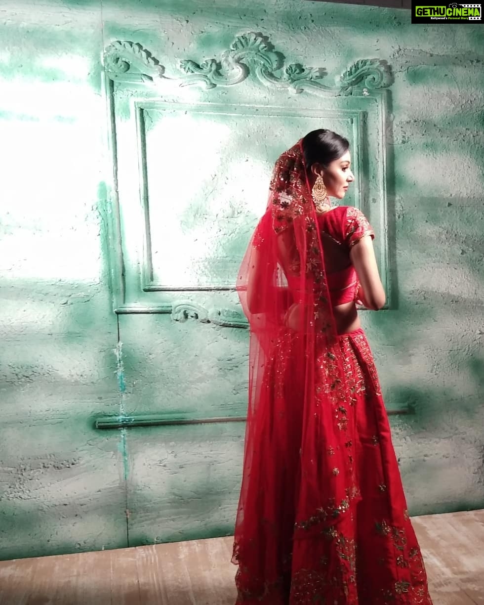 Sanam Shetty Instagram - And tats how v make it!❤💛 Swipe left for our working stills😊 Clicks: @karthiksrinivasan007 Designs: @naziasyed Accessories: @house_ofjhumkas MUH: @gowthamireddy1 #makingstills #fashionphotography #bridalcouture Besant Nagar, Tamil Nadu, India