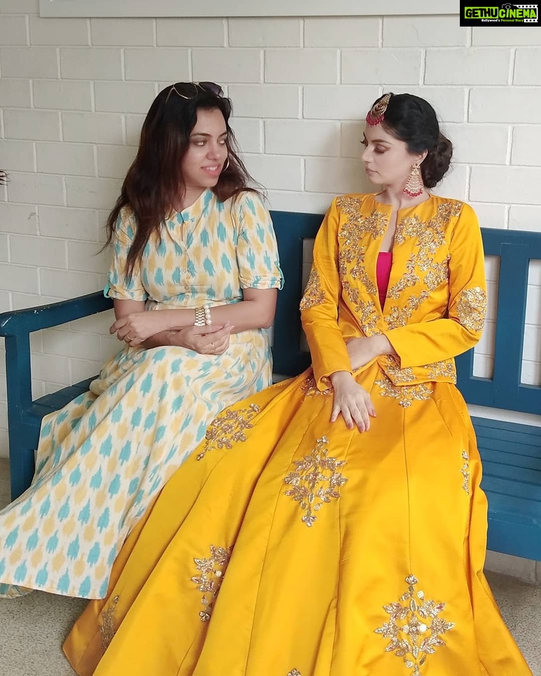 Sanam Shetty Instagram - And tats how v make it!❤💛 Swipe left for our working stills😊 Clicks: @karthiksrinivasan007 Designs: @naziasyed Accessories: @house_ofjhumkas MUH: @gowthamireddy1 #makingstills #fashionphotography #bridalcouture Besant Nagar, Tamil Nadu, India