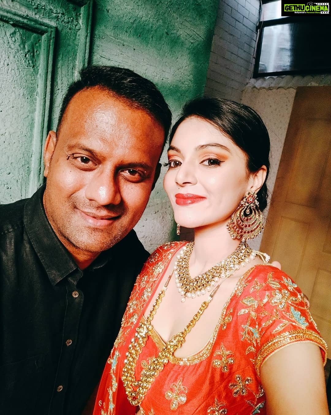 Sanam Shetty Instagram - And tats how v make it!❤💛 Swipe left for our working stills😊 Clicks: @karthiksrinivasan007 Designs: @naziasyed Accessories: @house_ofjhumkas MUH: @gowthamireddy1 #makingstills #fashionphotography #bridalcouture Besant Nagar, Tamil Nadu, India