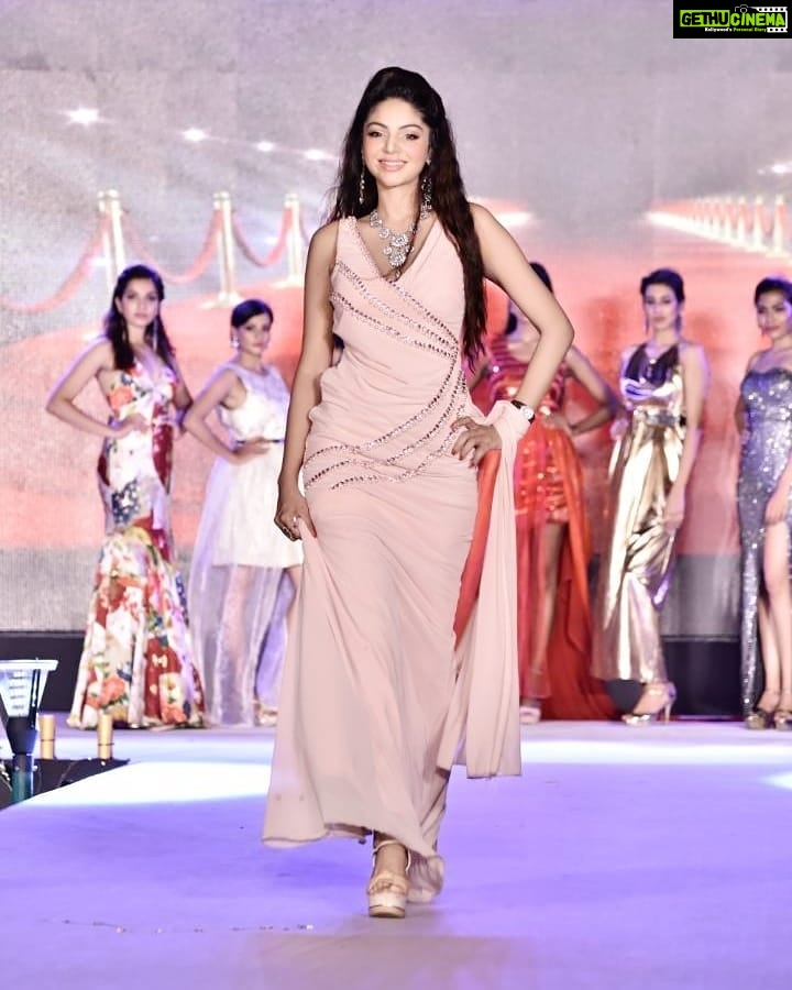 Sanam Shetty Instagram - Throwback to this lovely event by Satish Jupiter sir where I showstopped for designer Prajanya Anand😊🤘 #loveforramp #peachyaffair #showstopper #throwbackthursday