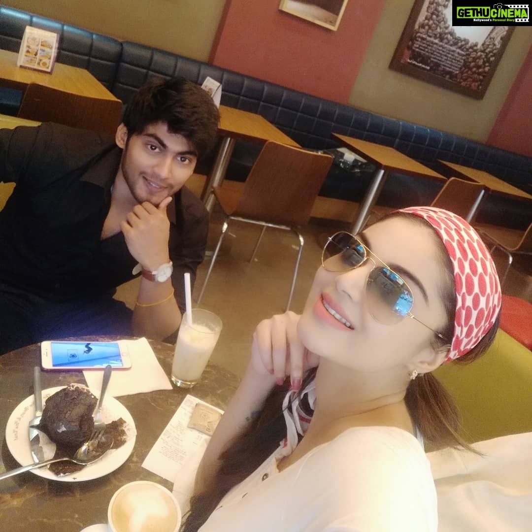 Sanam Shetty Instagram - Day 10 today!! Woah!! And uv already conquered all our hearts @tharshan_shant ❤❤ Missing our coffee times🙃 I'm sure ur missing ur coffee there too😛 Stay well Tharshan. Ur a winner! 🤗🤘 Do u folks agree? #bigboss3 #tharshanarmy #bigbosshouse