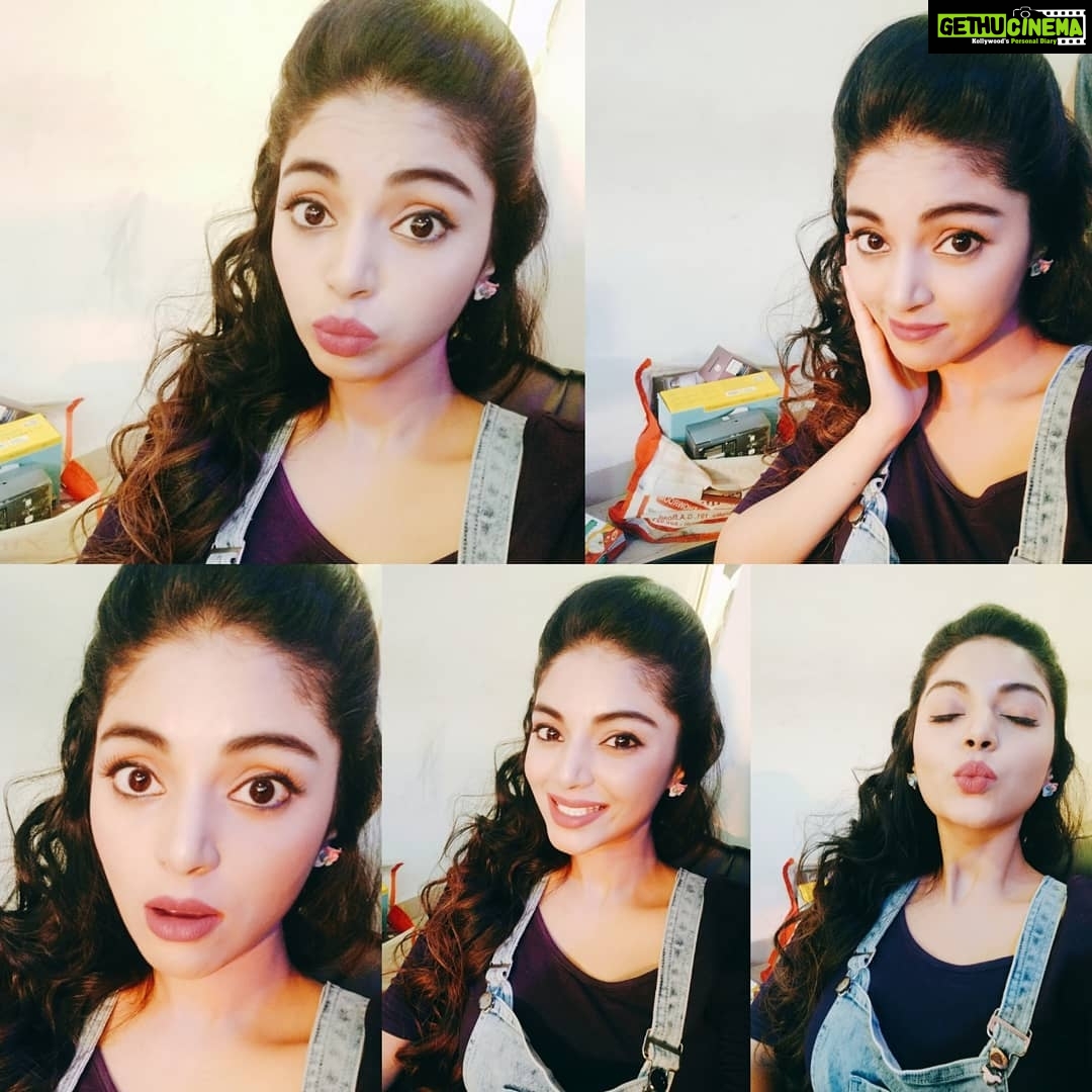 Sanam Shetty Instagram - Prepping for my scenes or may be just an excuse to goof around😛 Happy Evening to ya'll mates! #funonsets😀😬 #tuesdayblues #denimoveralldress