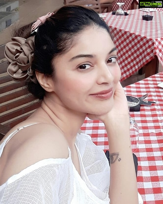 Sanam Shetty Instagram - While we wait for the rain to stop🌧🤔 #indiavspakisthan_worldcup2019 #nofilterselfie #adayincolombo