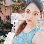 Sanam Shetty Instagram - Up, close n personal 😘🙋 Have an eazy breezy weekend folks💃💃 #shooting📷 #mottamadishoot😜🌧️ #timepassing