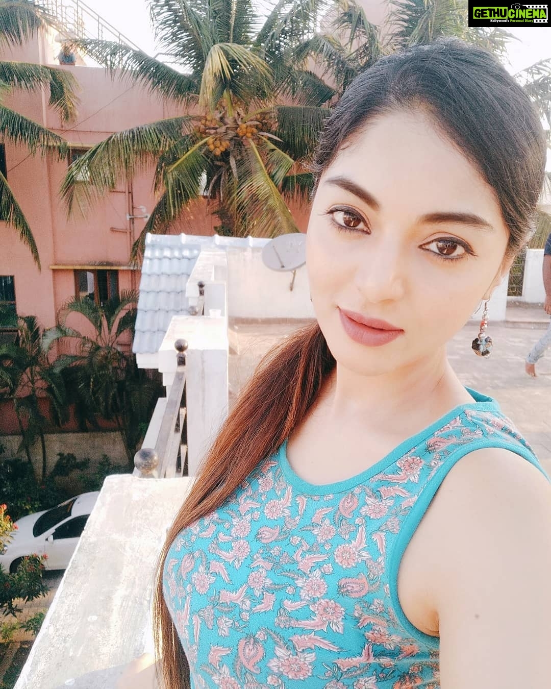 Sanam Shetty Instagram - Up, close n personal 😘🙋 Have an eazy breezy weekend folks💃💃 #shooting📷 #mottamadishoot😜🌧️ #timepassing
