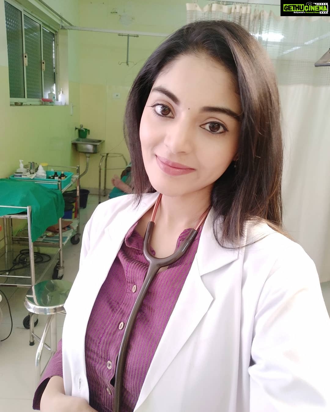 Sanam Shetty Instagram - Delighted to introduce the smiley Dr.Mekha ☺ from my new Tamil film which kickstarts today😀 A serious thriller in the making🤘 Watch this space for more stills! #tamilfilmshooting #tamilactrees #actorlife🎬🎥 #doctordoctor