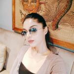 Sanam Shetty Instagram - Something going on behind my head🤔 but a lot more goes on inside it🙄😄 #tgifridays #matchingthedecor #freehugstoday 🤗🤗