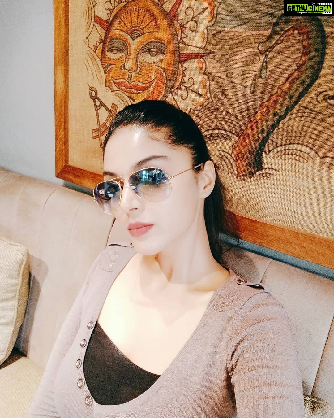Sanam Shetty Instagram - Something going on behind my headπ€ but a lot more goes on inside itππ #tgifridays #matchingthedecor #freehugstoday π€π€