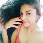 Sanam Shetty Instagram - Wats in my control?🤔 well let's see..life..nah..luv ..no way.🙃but nails..yep💅 i control wats in my hand😁 #ilikethemred #goodmorming #nofilterselfie #beinggoofy