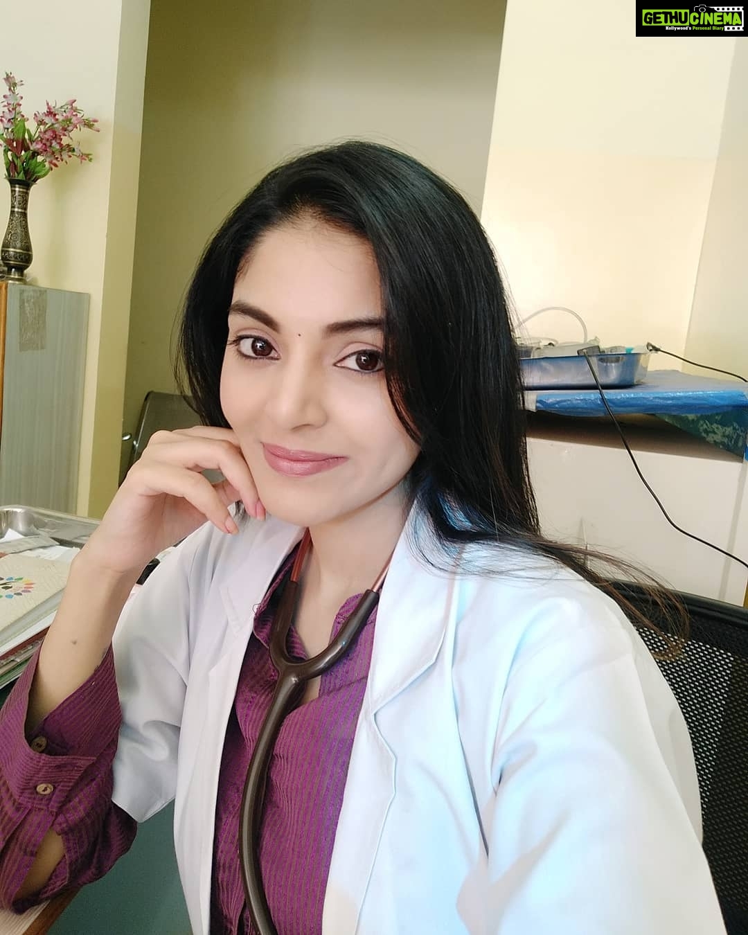 Sanam Shetty Instagram - Delighted to introduce the smiley Dr.Mekha ☺ from my new Tamil film which kickstarts today😀 A serious thriller in the making🤘 Watch this space for more stills! #tamilfilmshooting #tamilactrees #actorlife🎬🎥 #doctordoctor