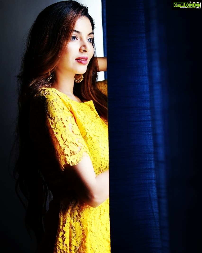 Sanam Shetty Instagram - Half of me is a hopeless romantic. The other half is a cold realist! U get wat u choose😄💛 #twohalves #myattitudedependsonyou #angelsam❤