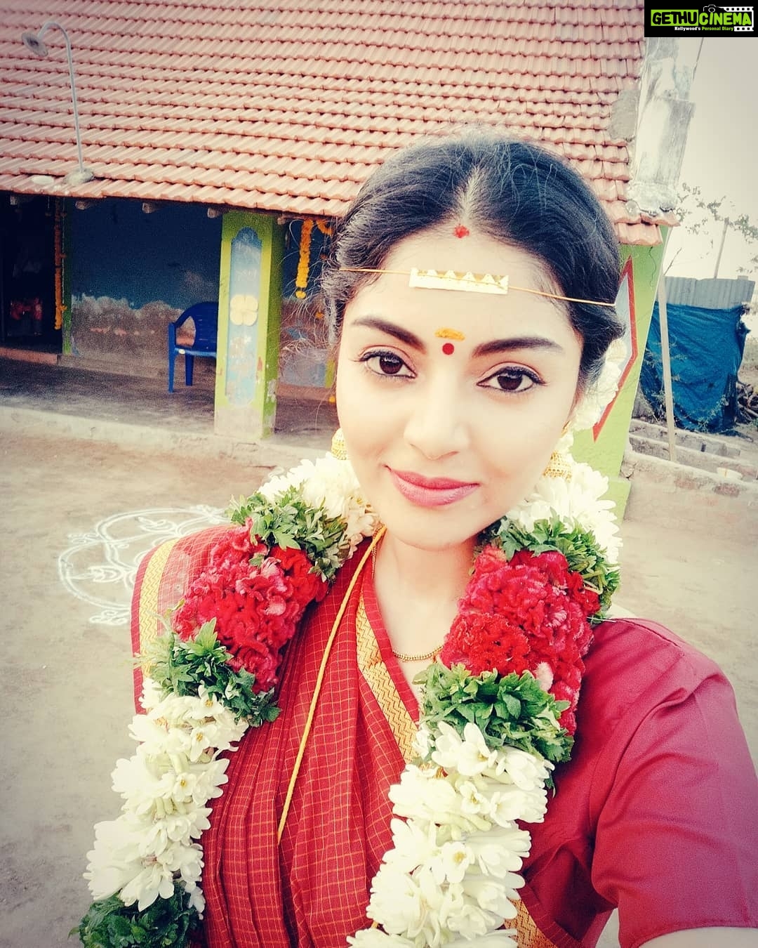 Sanam Shetty Instagram - Wedding bells for this village belle😀 look 2 for today's ad shoot by John Vijay productions. Thanks a lot Madhavi @_psychedelic_goddess_ for reminding me of my Villa to Village days😁 #adshoot🎥 #tamilponnu #kalyanaveedu #angelsam❤ Ramanathapuram