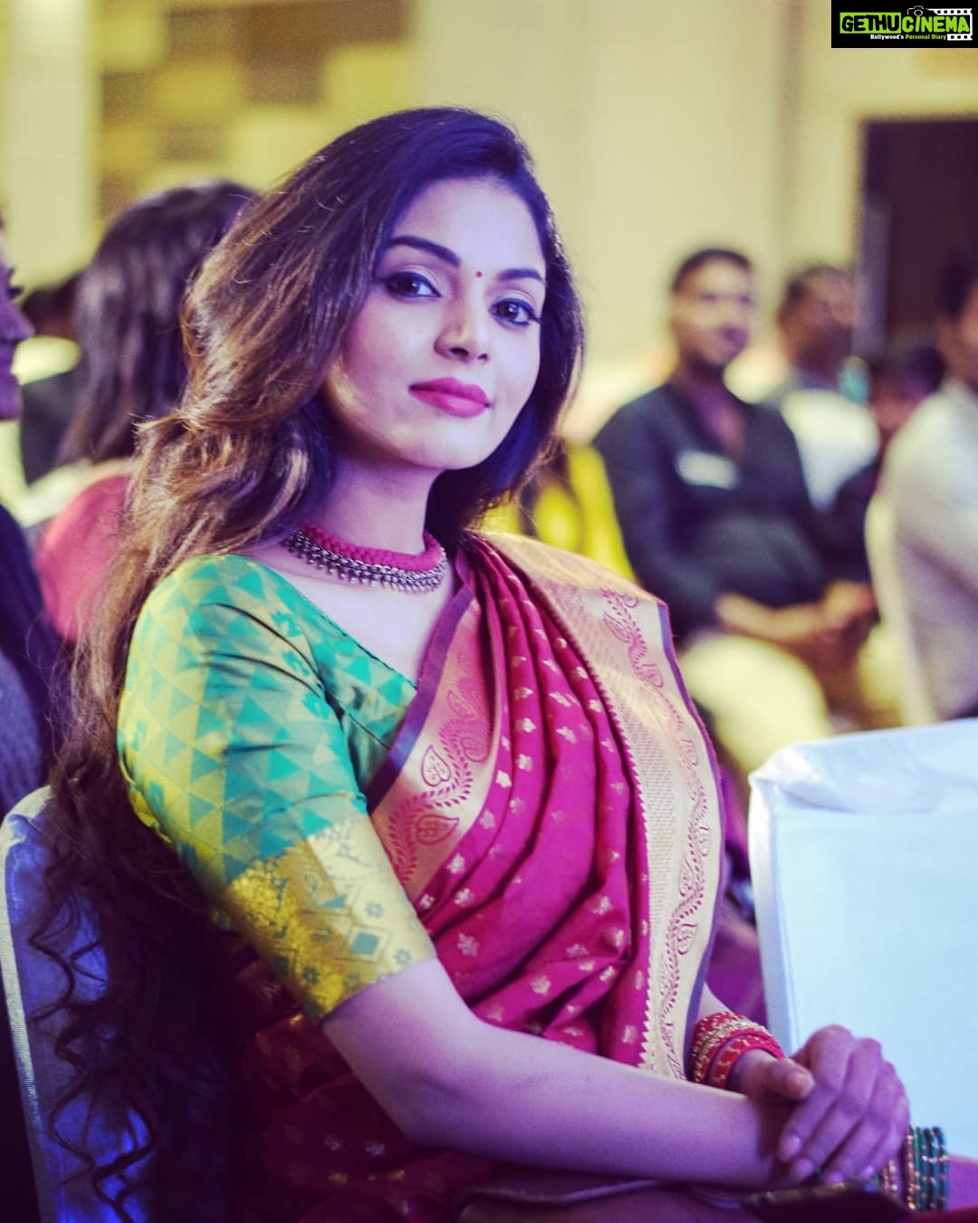 Sanam Shetty Instagram - Learn how to: Talk without phone..Dream without drugs..Enjoy without drinking..and Love without conditionsā¤š PC: @vivid_impressions__ Styling: Yours truly Samš MUA: Sumithra #learningtoliveagain #redpattusaree #weekendvibes #angelsamā¤