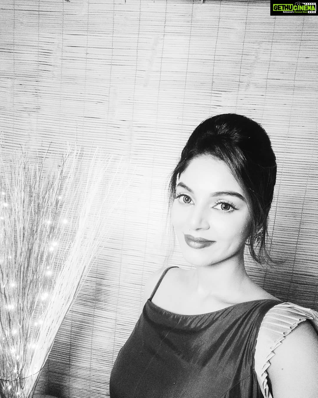 Sanam Shetty Instagram - There will be men who want u and there will be a man who will deserve u. That difference is everything❤ PC: @chandru_selvam05 Styling: Raj Swift Makeup & Hair: @viji_sharath #freezeintime #loveforsilks #angelsam❤