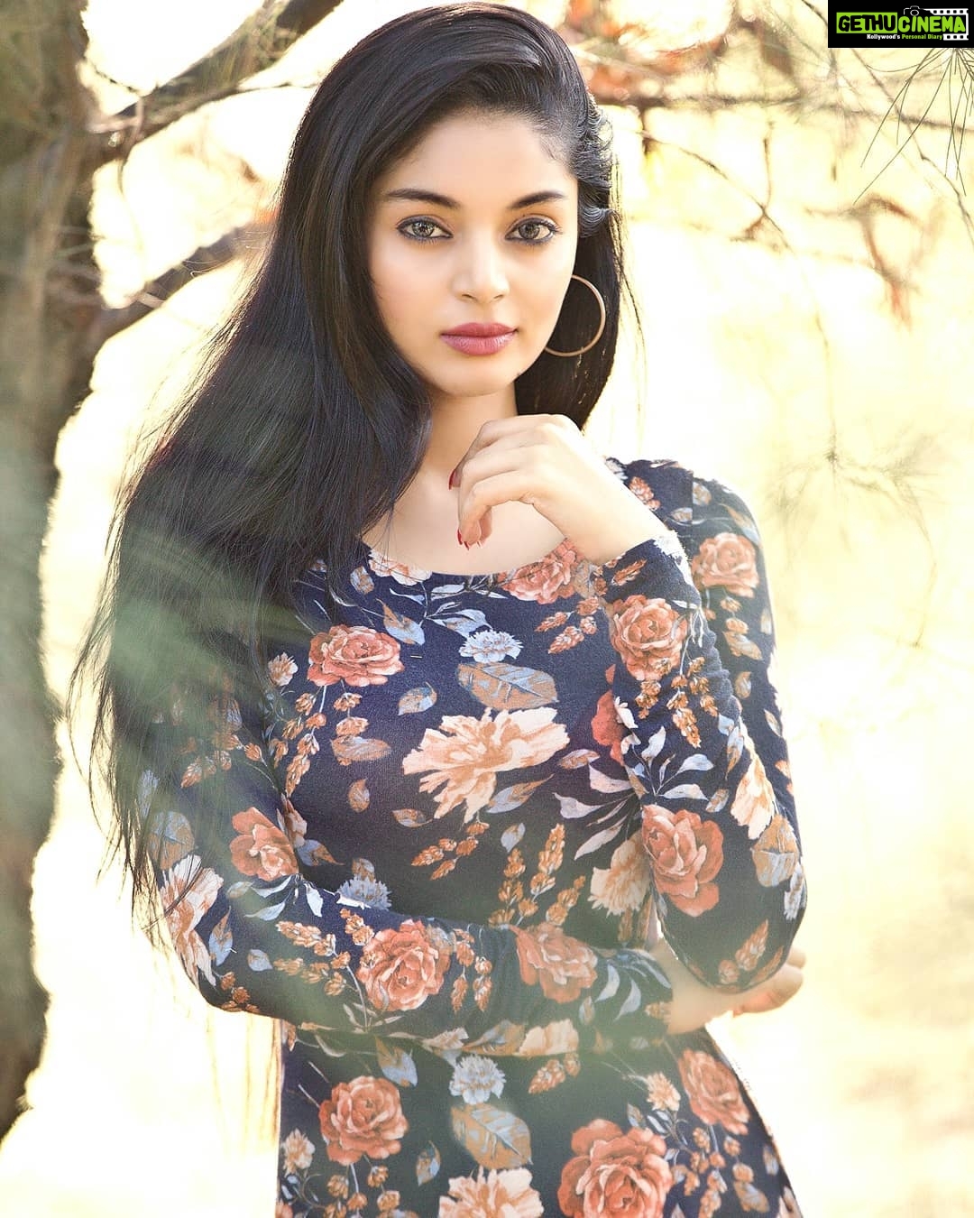 Sanam Shetty Instagram - I am not rude. I just say things most dont have the guts to! š¤ PC: @rahuldev1177 š¤ Concept and styling: Yours truly @sam.sanam.shetty ⤠#keeptheswag #flowerinthewoods #angelsamā¤