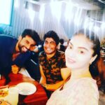 Sanam Shetty Instagram - Wen out with the boys iv to be the serious one😬🤘 Was fun catching up with u guys @actorsathya and @tharshan_shant 🤗🤗 #offtherecordchennai #winedineshinesquad #angelsam❤