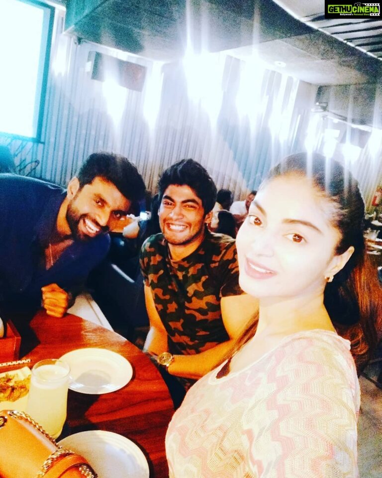 Sanam Shetty Instagram - Wen out with the boys iv to be the serious one😬🤘 Was fun catching up with u guys @actorsathya and @tharshan_shant 🤗🤗 #offtherecordchennai #winedineshinesquad #angelsam❤