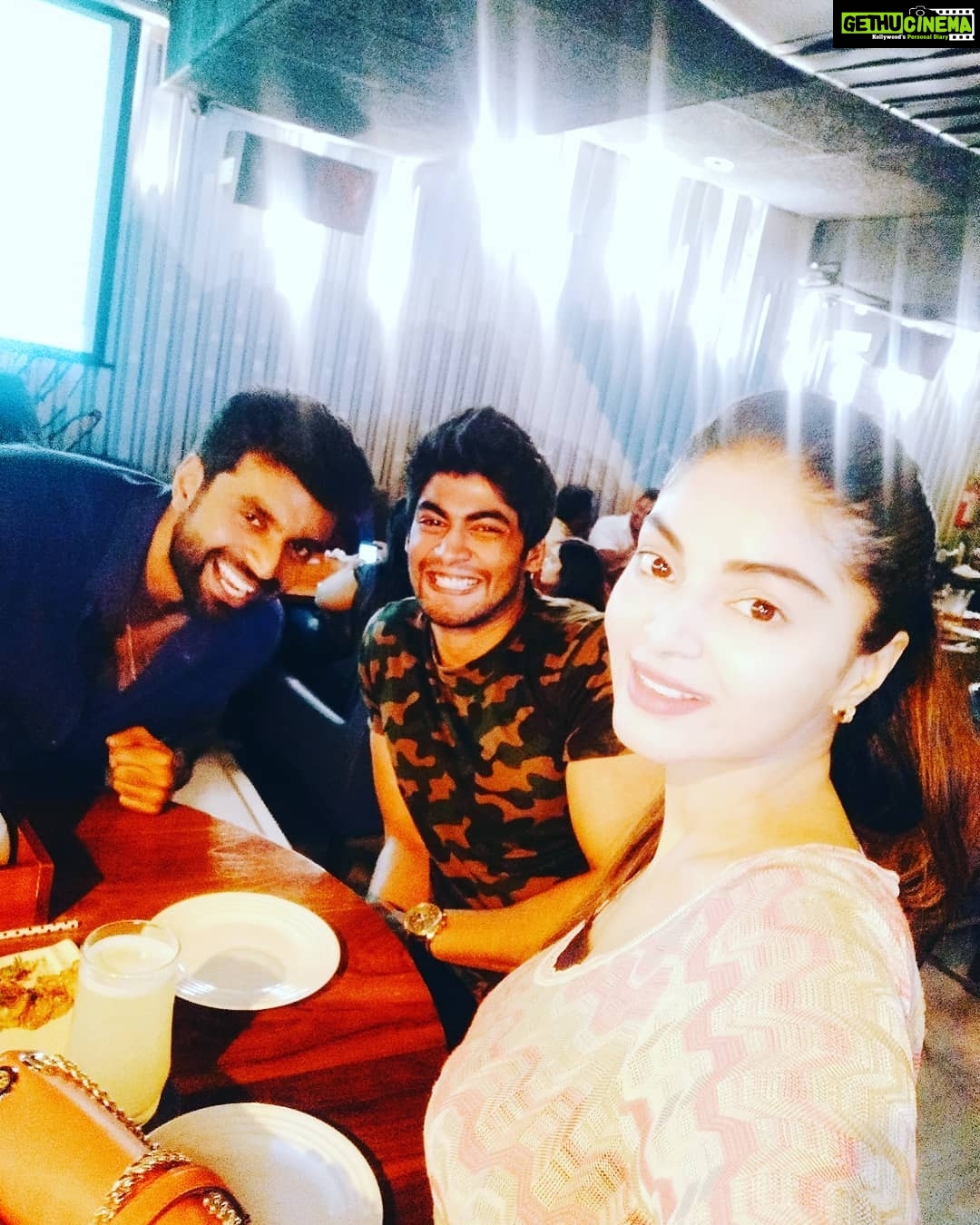 Sanam Shetty Instagram - Wen out with the boys iv to be the serious oneš¬š¤ Was fun catching up with u guys @actorsathya and @tharshan_shant š¤š¤ #offtherecordchennai #winedineshinesquad #angelsamā¤