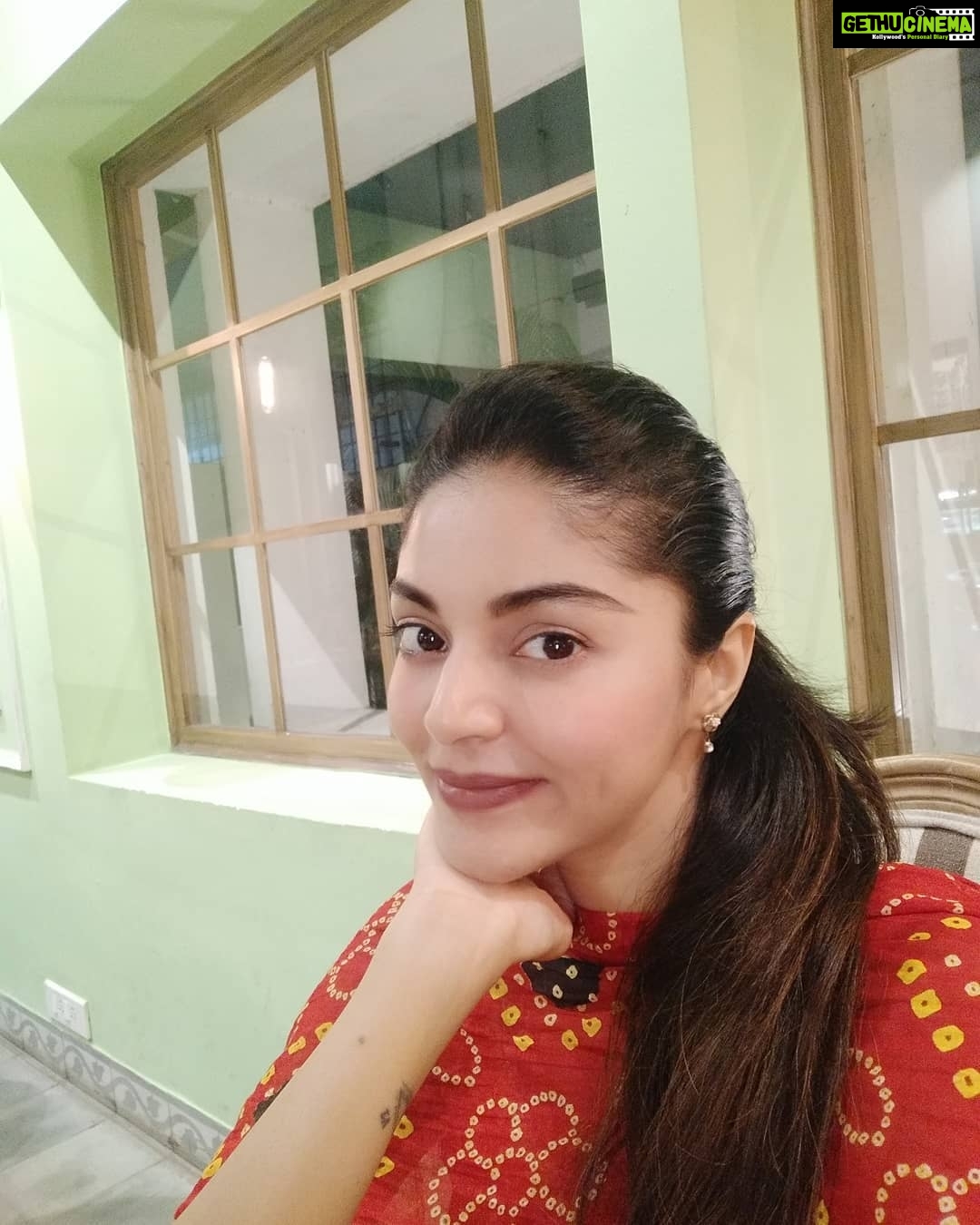 Sanam Shetty Instagram - On the rare occasions when the dimple decides to show upš ofcrs i show it off!š #mykindaplace #veryenglish #cuppacoffee #angelsam⤠Amelie's Cafe & Creamery