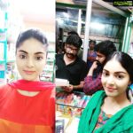 Sanam Shetty Instagram - By the grace of God our film shoot is progressing smoothly🙂 director Arjun Kalaivan and actor Michael in action while I stealthily clicked this 😬 lol.. #tamilactress #funonsets😀😬 #duskygirl #girlnextdoor #deglamlook #angelsam❤ Mylapore