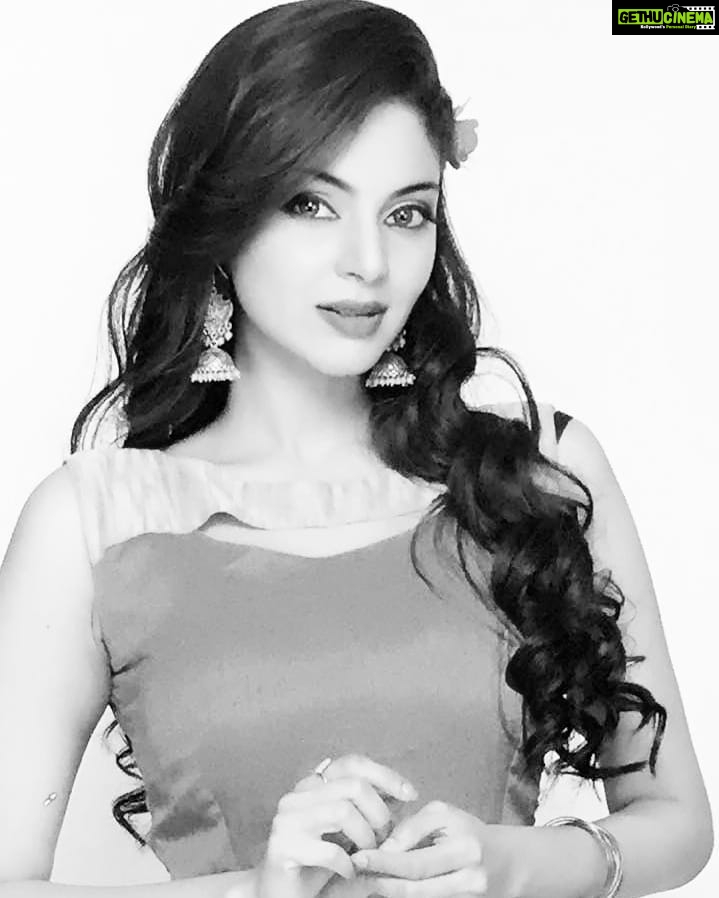 Sanam Shetty Instagram - In the end its not the years in ur life that count. Its the life in ur years!❤ PC: Anton Das Co ordinated by: Shalini MUA: @promakeup_bridal_studio Preetha #learntolovemore❤️ #learntoliveagain #overwhelmingworld #angelsam❤