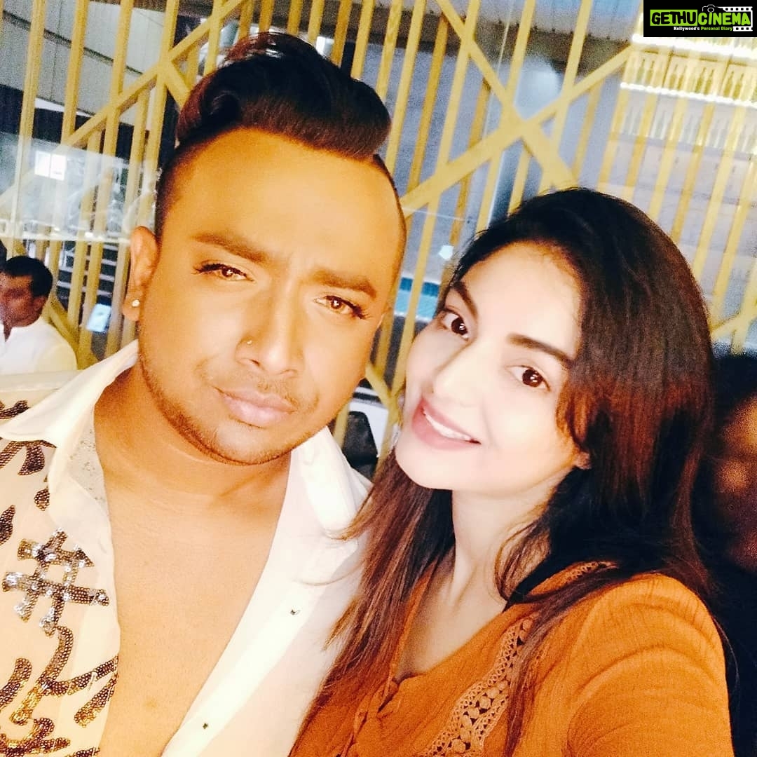 Sanam Shetty Instagram - About last night..technically..at the launch of Brasa, the new resto lounge in Radisson Blu🤘🍻 Fun time with pals 🤗 💃💃 @manojbeno @karunraman @naziasyed @priya_manikandan #chennainightlife🖤 #funwithfriends #brasa #radisson_blu Radisson Blu Hotel Chennai City Centre