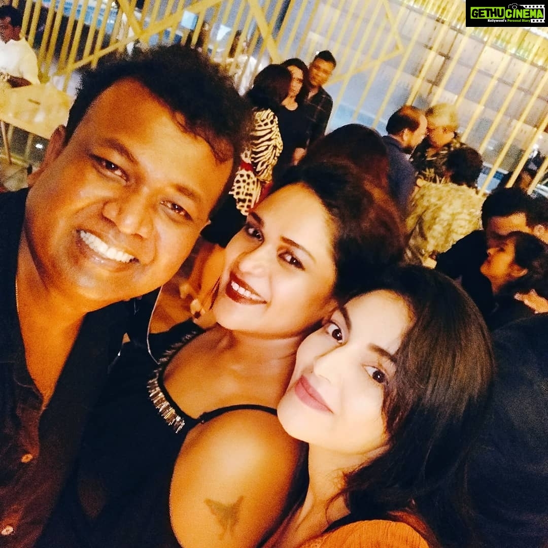 Sanam Shetty Instagram - About last night..technically..at the launch of Brasa, the new resto lounge in Radisson Blu🤘🍻 Fun time with pals 🤗 💃💃 @manojbeno @karunraman @naziasyed @priya_manikandan #chennainightlife🖤 #funwithfriends #brasa #radisson_blu Radisson Blu Hotel Chennai City Centre