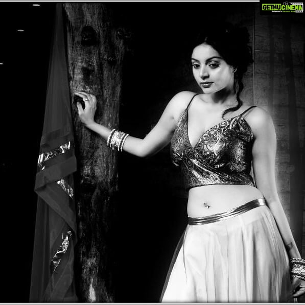Sanam Shetty Instagram - The truth is everyone is going to hurt u. U can only choose who is worth suffering for!❤ PC: @rahuldev1177 🤗 Styling n wardrobe: Julie Verghese MUA: @promakeup_bridal_studio Shiv #bobmarleyquotestoliveby #loveforvintage #metallichues #melancholyart #angelsam❤