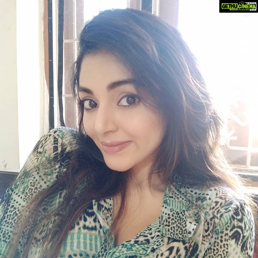 Sanam Shetty Instagram - Delighted to start shoot for my new Telugu web series today, 3rd series for the year😀🙋..exciting to play a complicated role in this one☺ Happy mid week ya'll lovely peeps🤗❤ #teluguwebseries2019 #teluguactress #hyderabadfoodie #shooting📷 #midweek_inspo #angelsam❤ Hyderabad