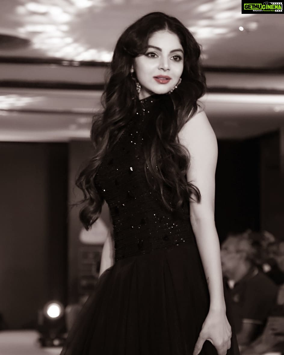 Sanam Shetty Instagram - Thanks for the lovely captures @rahuldev1177 🤗🤗 From the Kyron International Hyderabad Fashion Week! Thanks @hari_an_and @storm_sharma @rahuldev1177 @lovellprabhu 🤗🤗🤘🤘 #showstopper #kyronhyderabaddinternationalfashionweek2019fashionweek #ramplove #angelsam❤