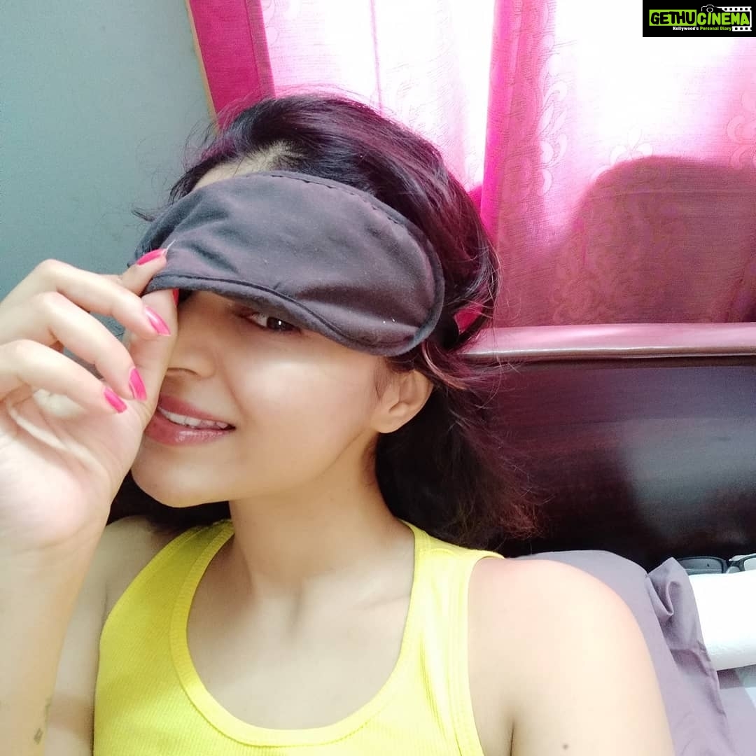 Sanam Shetty Instagram - Doesn't Sunday noon call for a nap? 😴😴 Have a lazy cozy Sunday my lovely people🤗☺ mite hv some new pix for the evening 😀📷 #morningtravels☀️ #sunnysundays #shuteyepeak #angelsam❤ Chennai, India