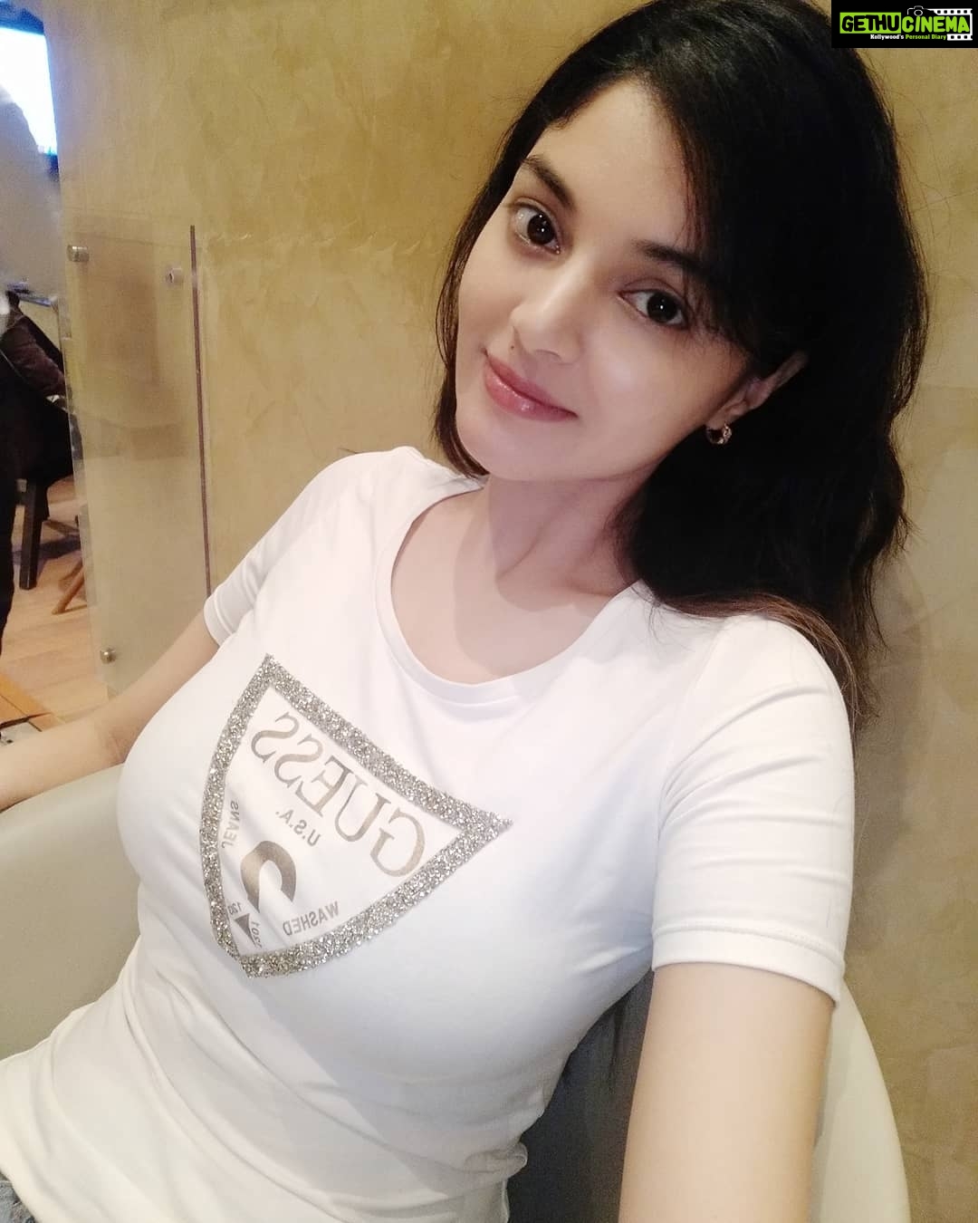 Sanam Shetty Instagram - A pillow wud complete this pic😁😴 one of those sleepy evenings wen nobody's around for entertainment😐! And I just realised there is no emoticon for a yawn🤔 lol😆 #earlynighter #joblesseveningsbelike #thoughtfulthursdays #angelsam❤