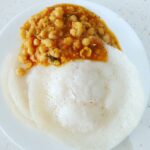 Sandra Amy Instagram - #breakfast bowl #vellaiappam (appam) #kadala curry 😍👨‍👩‍👧‍👧👭