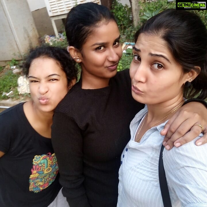 Sandra Amy Instagram - #throwback# #funmemories# #djddairies# miss ths idiots... 😈😈😈@meesha.ghoshal @reshma_reya 😍😘😘😘
