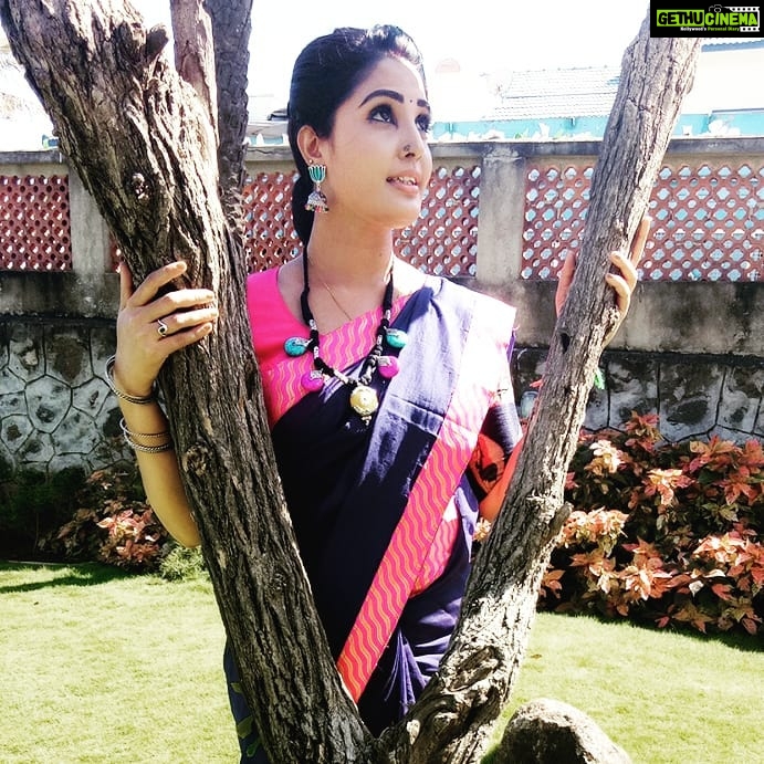 Sandra Amy Instagram - Saree: @goldenpanachee Jwels:@s_h_a_p_r_i @thalayanaipookal location 😍