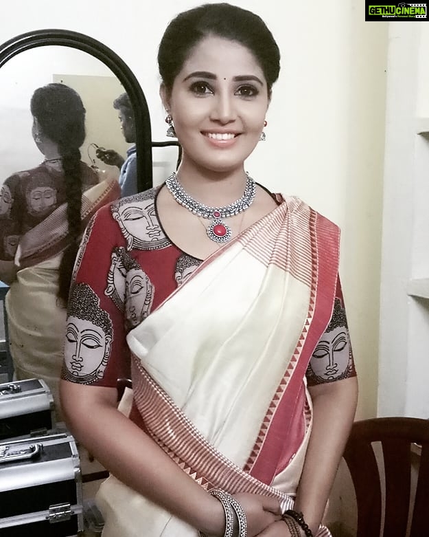 Sandra Amy Instagram - Saree : @skriti_boutique πππ Neack peice and earrring: @shoppinghub16_womens πππ Bangles:@breathing_memes πππ Pic n bad light,, still n love wt ths pic... Pc: dharumaπ
