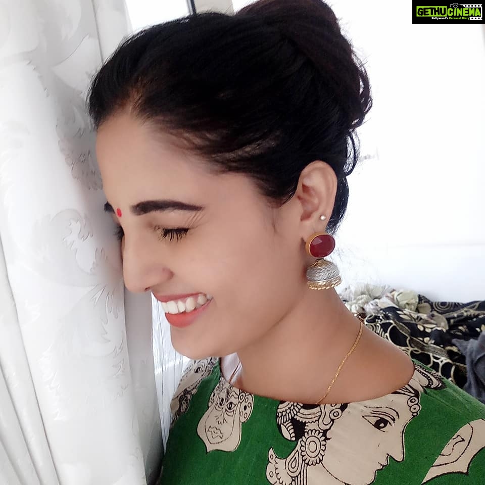 Sandra Amy Instagram - Ths awsme ruby ear ring by @sarafashioncollections ....ths one s sooo beautiful nd i really loved wearin it... Chk her page @sarafashioncollections fr sch awsme collectionsππππππ