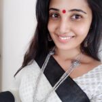 Sandra Amy Instagram - Lov fr bein maself😍😍😍😍😍.#nomakeup# #bindhi# #cottonsaree# #blackandwhite# mre tht tht flaunting n @zeybaah jewellery. I got A traditional jewellery wt stylish touch cant found anywhre,#uniquepeice# i always lve wearing temple sets, whn it cms n oxidised dfntly my type f jewellery it s.thnks a loads to @zeybaah fr ths grt set wch i lov to wear...hv a luk n ths page frnds @zeybaah u cn fnd a lot thr 😍😍😍😍😍😍