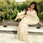 Sandra Amy Instagram - Ohhhhh sareeee 😍😍😍😍😍 loveeee...... Nature blends wt @suhanafashionhouse saree and jewellery 😍😍😍😍finds ma way beautiful...thnk u soo mch suhana @suhanafashionhouse fr ths beautiful saree and accessories..thr r a lot n ur page i mst buy..chk out her page @suhanafashionhouse u l b gettin beautiful sarees along wt jewellery like ths..