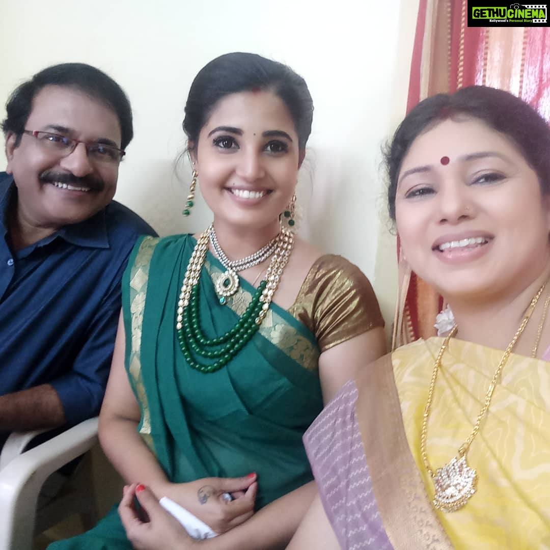Sandra Amy Instagram - Lovable family of thalayanai pookal.. #lovealways# #daddymummy# #endlesslove# #unconditionallove# i lov u ppl always 😍😍😍😍@sukumaransairam