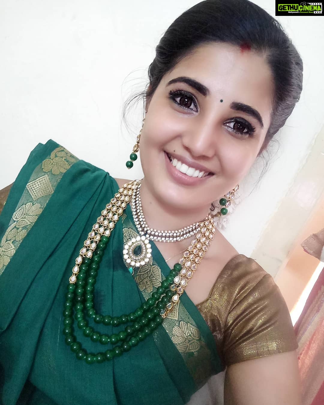 Sandra Amy Instagram - Tried fr a no mk up shoot😁 bt cme out ncely