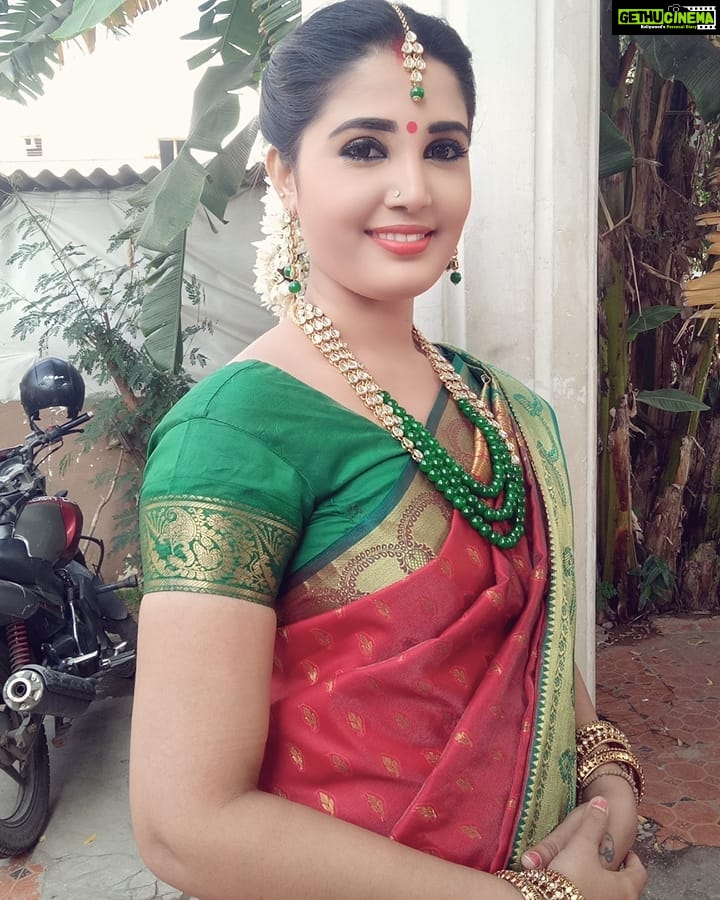 Sandra Amy Instagram - Red banarasi wt green boder, kundan set @meesha0213 😍😍😍😍 lov to be kalpana always #Thalayanaipookal# ❤❤
