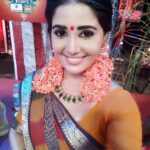 Sandra Amy Instagram - Selfie pongal 😍🙈💓 my beautiful bengali cotton saree is d gift frm my purushan 😍😍😍 for pongal 😘😘😘@prajinpadmanabhan ..his choice s d best choice always.. #surprise# #gift# #love# #hubbylovegift#