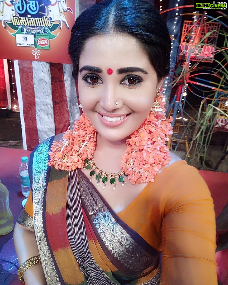 Sandra Amy Instagram - Selfie pongal 😍🙈💓 my beautiful bengali cotton saree is d gift frm my purushan 😍😍😍 for pongal 😘😘😘@prajinpadmanabhan ..his choice s d best choice always.. #surprise# #gift# #love# #hubbylovegift#