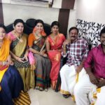 Sandra Amy Instagram - Happiness is ppl around us are family 😍😍😍😍 #thalayanaipookal# pongal special #zeetamilshow#@ianjalirao @actor_alagappan @sukumaransairam @nisha_nish_s @dharanikitcha