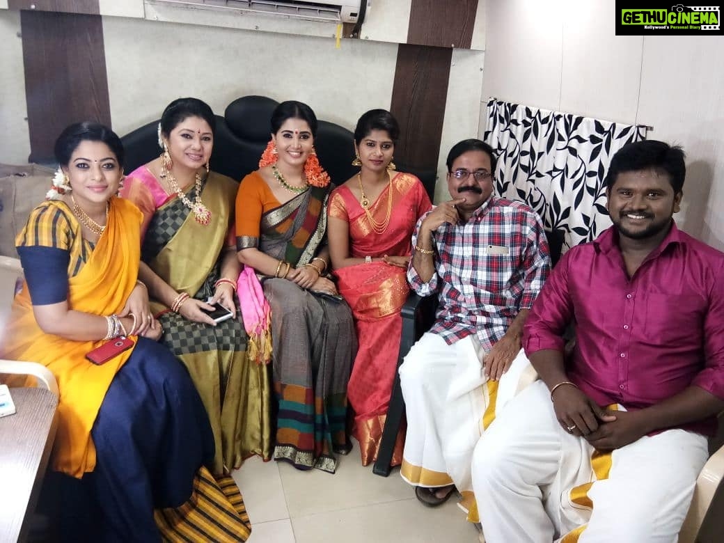 Sandra Amy Instagram - Happiness is ppl around us are family 😍😍😍😍 #thalayanaipookal# pongal special #zeetamilshow#@ianjalirao @actor_alagappan @sukumaransairam @nisha_nish_s @dharanikitcha
