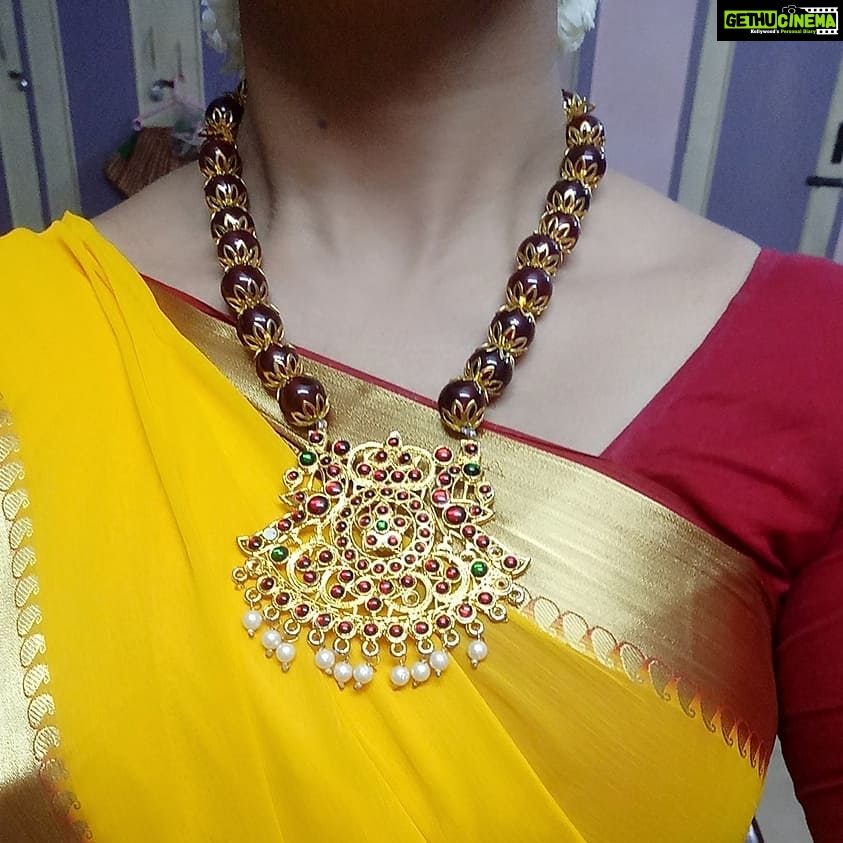 Sandra Amy Instagram - Saree impact yellow red 😻😍