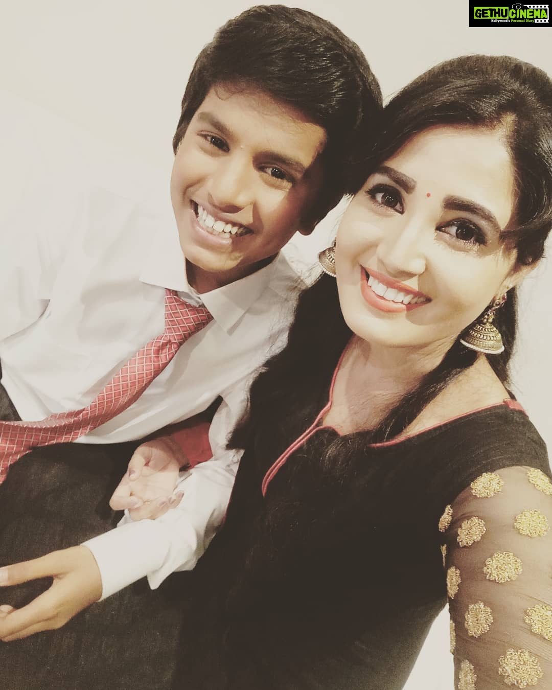 Sandra Amy Instagram - #kalakkapovathuyaru# #sivabalan# so mesmerised whn i did a cameo wt ths kid.. So talented kid