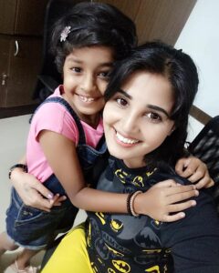 Sandra Amy Instagram - Finally i met ths cutie pie krithika baby.. I m a bg fan f her..semma talented girl.. Way to go dear.. God bless😘😘😘😘