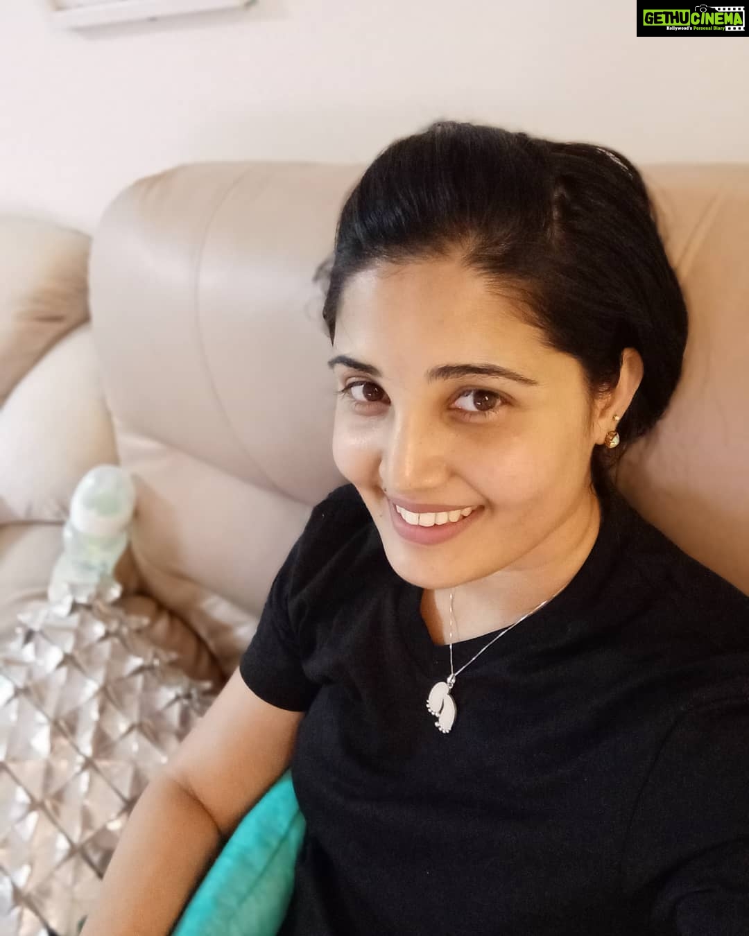 Sandra Amy Instagram - tired smile ๐ฉโ๐งโ๐ฆ๐ญ getting quries n my keepsake pendant its frm @keepsakesbykaushi ๐๐๐ i l mk a detail post on it later